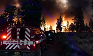 Un incendiu de vegetație din SUA este atât de masiv încât generează furtuni cu descărcări electrice