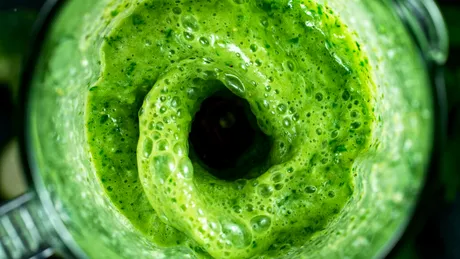 Adevărul despre dietele de detoxifiere: chiar ne curăță sucurile verzi organismul?