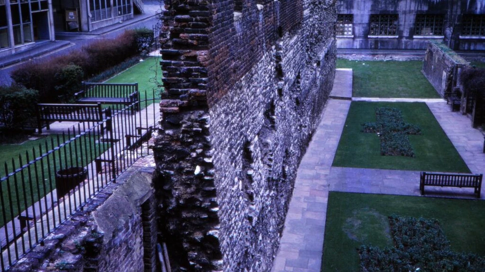 Secțiuni din zidul roman care a înconjurat Londra, găsite lângă Tamisa
