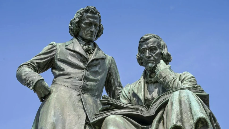 Poveștile Fraților Grimm erau de fapt pentru adulți. În versiunea originală, Rapunzel rămâne însărcinată în urma aventurii cu prințul