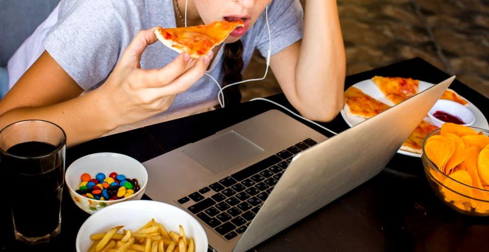 Ce se întâmplă în corpul nostru atunci când mâncăm în faţa unui ecran