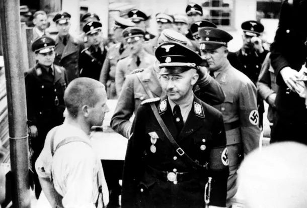 Himmler vizitând lagărul din Dachau în anul 1936.