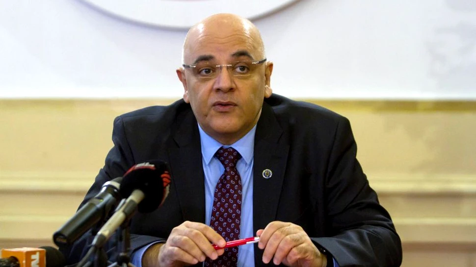 Critici fără precedent ale lui Raed Arafat faţă de un produs folosit de o serie de români:  ”Nu mai promovaţi aceste aparate ale morţii”.  Avertismentul vine după ce a văzut o reclamă la metrou