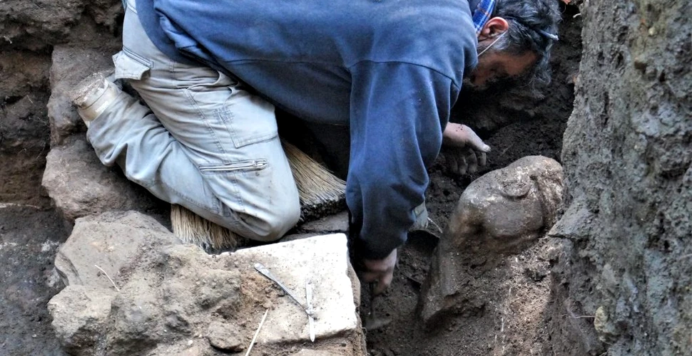 Arheologii au excavat o statuie din epoca romană în centrul orașului antic Veria