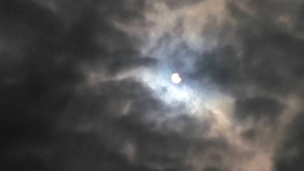 O eclipsă parţială de Soare are loc duminică