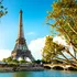 Ce au pățit doi bărbați după ce au sărit cu parașuta de pe Turnul Eiffel?