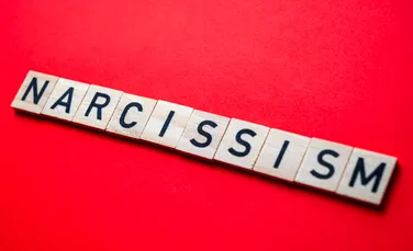 Copilăria lângă un părinte narcisic: consecințe emoționale și drumul către vindecare