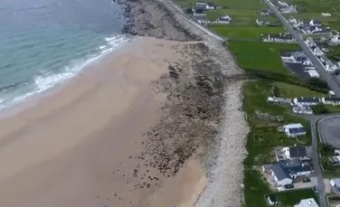 O plajă a reapărut în mod miraculos în Irlanda după 30 de ani de la dispariţie