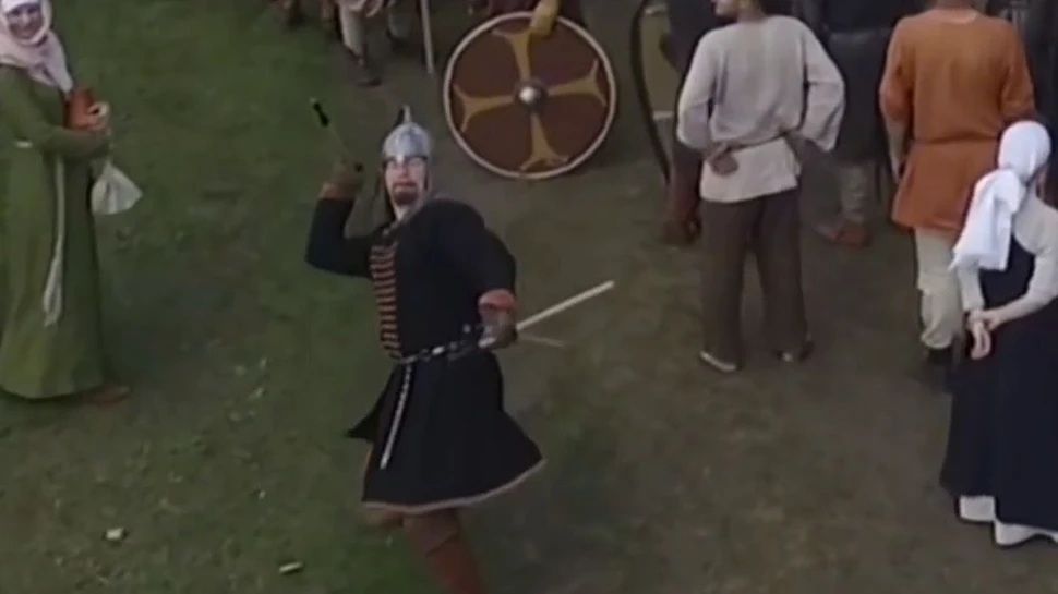 Cum a doborât un ”războinic” rus un intrus modern în timpul unui festival de reconstituire istorică – VIDEO