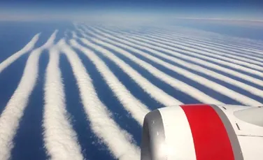 Un fenomen natural sau mâna omului? Pasagerii unei curse aeriene au rămas uimiţi de forma norilor: ”Zborul nu a arătat niciodată mai bine”