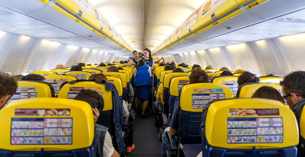 O femeie a fost prinsă dormind în compartimentul de bagaje de mână dintr-un avion