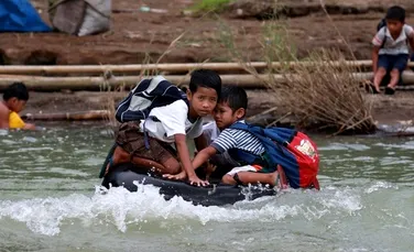 Eforturile INCREDIBILE pe care le fac aceşti copii pentru a ajunge la şcoală. Merg pe poduri distruse, prin junglă şi pe marginea munţilor pentru a obţine educaţie