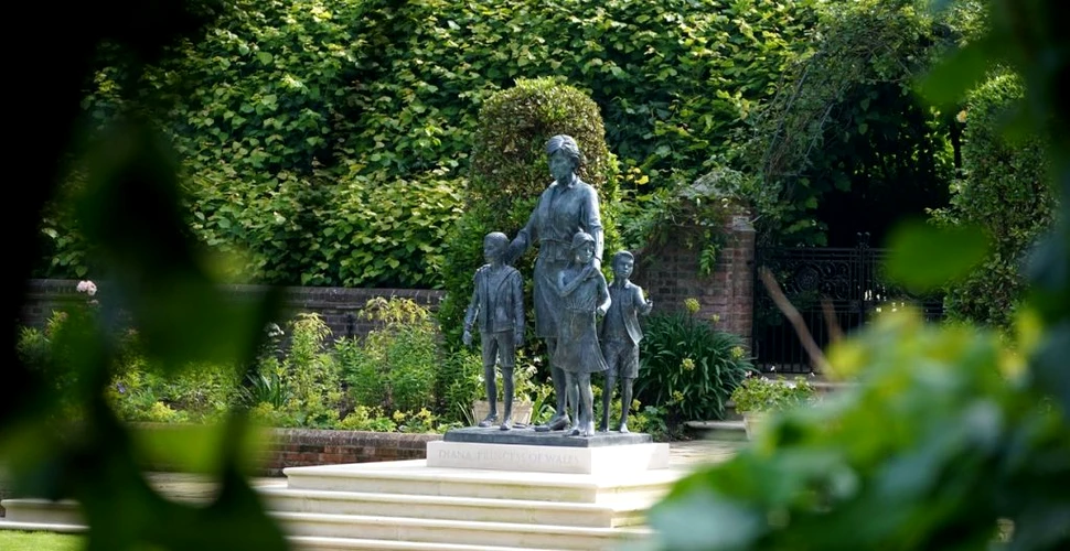 Statuia-omagiu închinată prinţesei Diana, dezvelită de William şi Harry la Palatul Kensington