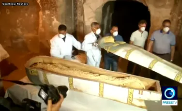 Premieră în arheologia modernă: un sarcofag găsit în Luxor a fost deschis în direct, în faţa presei internaţionale – VIDEO