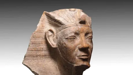 Statui egiptene antice, care înfățișează chipul unui faraon, dezgropate la un templu al Soarelui
