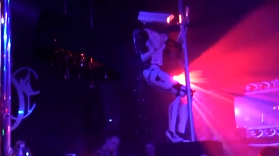 Roboţi care dansează la bară, noua atracţie a unui club de noapte din Franţa – VIDEO
