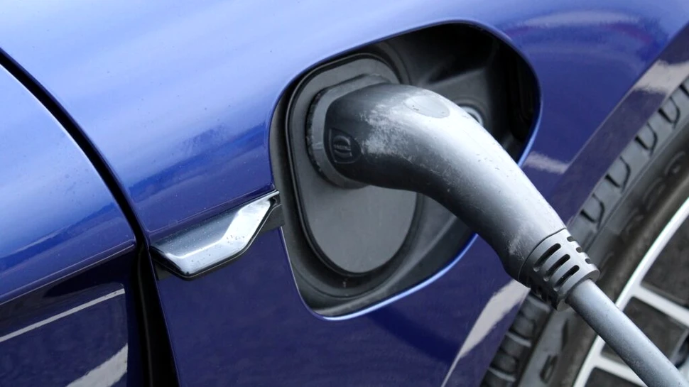 Ambițiile Volkswagen și Mercedes privind mașinile electrice se lovesc de necazuri