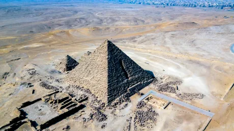 Khufu sau Cheops, proiectantul Marii Piramide din Giza. Herodot l-a numit un tiran vicios