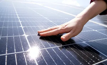 Panourile solare făcute din „materialul minune” au depășit un prag important de eficiență