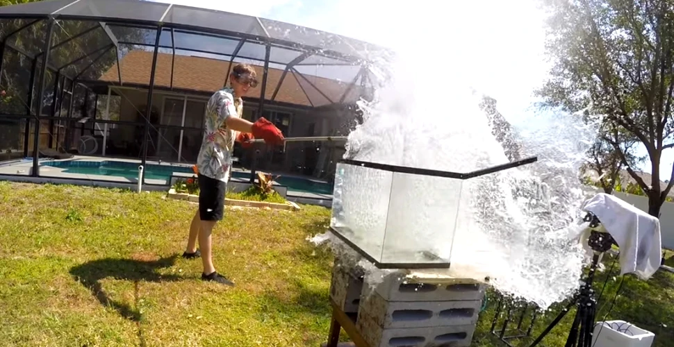 Reacţie chimică SURPRINZĂTOARE. Ce se întâmplă dacă adaugi sare topită în apă. Nu încercaţi asta acasă! FOTO+VIDEO