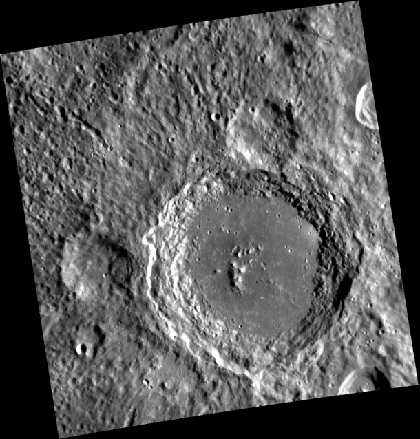 Craterul Lennon de pe Mercur, fotografiat de pe naveta MESSENGER