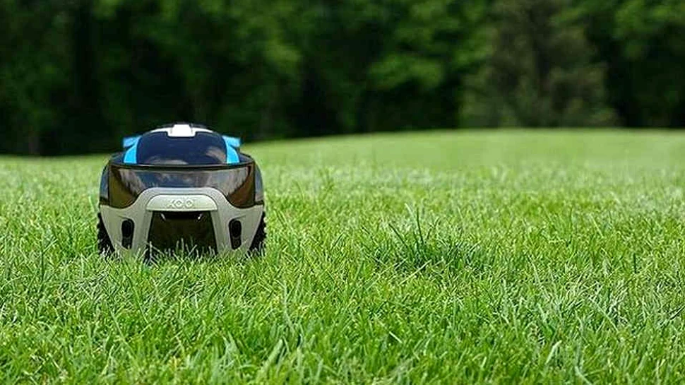 Kobi, robotul care tunde iarba din curte şi îndepărtează zăpada singur