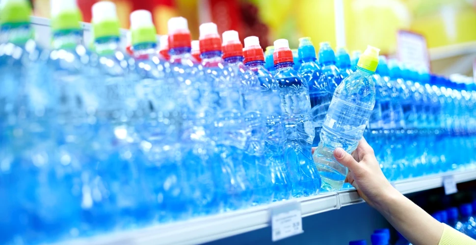 Pericolul ascuns din sticlele de plastic. Un studiu a scos la iveală că acestea contribuie la creşterea ratei mortalităţii