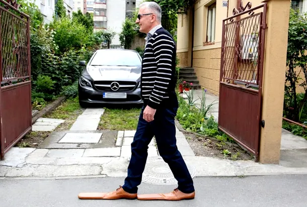 Un cizmar din Cluj asigură distanţarea socială cu ajutorul pantofilor de mărimea 75