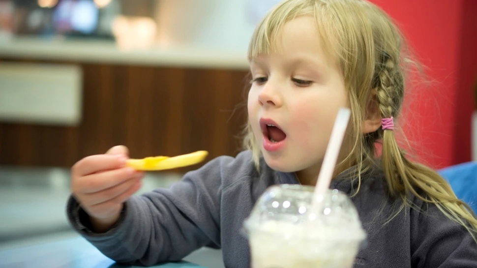 Ce efect au alimentele fast food asupra creierului copiilor?