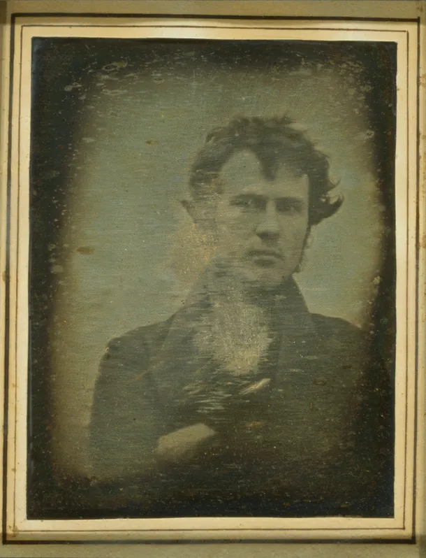 Fotograful american Robert Cornelius este cunoscut pentru faptul că a realizat prima poză de tip autoportret din istorie, în 1839