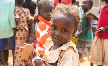 O organizație vrea să strângă 9 miliarde de dolari pentru a vaccina cei mai săraci copii din lume