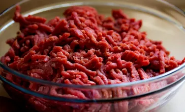 De ce nu trebuie să mănânci carne crudă? Iată ce spune știința