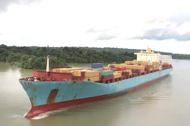 Navă de transport cargouri traversând canalul dintre cele două oceane