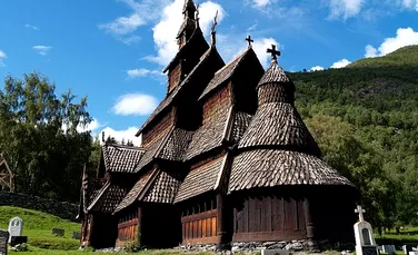 O biserică din lemn rezistă de peste 750 de ani fără să aibă niciun cui în ea. Este în totalitate din lemn