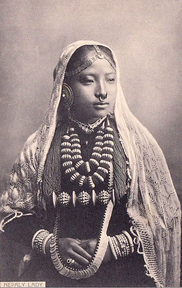 Frumuseţea feminină capturată în imagini vechi de 100 de ani.