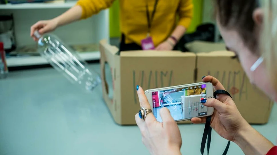 Afacerea inedită a trei eleve de liceu din Cluj-Napoca: transformă PET-urile în brăţări,cercei şi lănţişoare