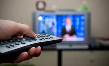 Studiu: Cât timp petrec românii în faţa televizorului? O treime dintre aceştia au trei televizoare în locuinţă