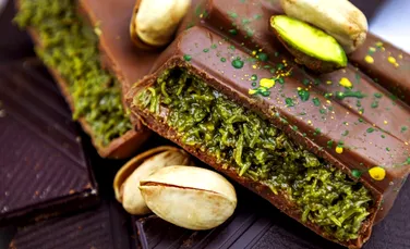 Doi români au ajuns în fața unei instanțe după ce au furat 53 de batoane de ciocolată Dubai