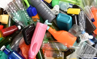 Cercetătorii au transformat deșeurile de plastic în oțet. La ce poate fi folosit acesta?