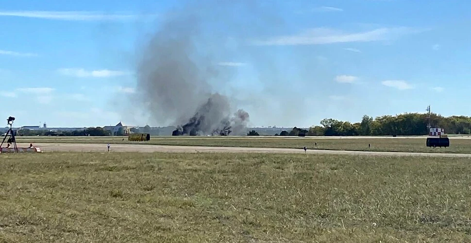 Două avioane s-au lovit în aer în timpul unui show aviatic