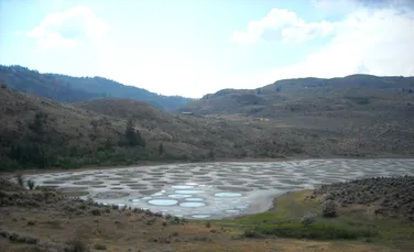 Lacul din Canada care este pe cât de colorat, pe atât de urât mirositor