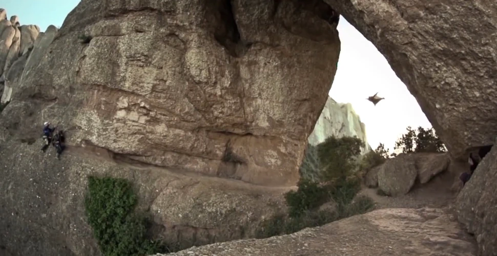 Cascadorie incredibilă: omul care zboară printr-o crăpătură din stâncă (VIDEO)
