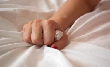 Gestul pe care îl poţi face în pat şi care te ajută să ajungi mai repede la orgasm