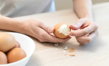 Care este cea mai bună metodă pentru decojirea unui ou fiert? Cercetătorii răspund!