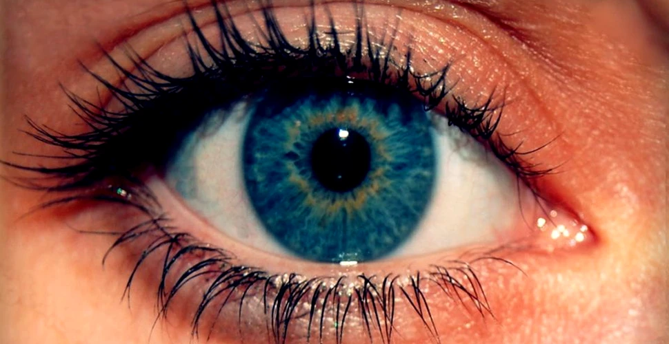 Ce s-a întâmplat cu o tânără după ce a decis să-şi tatueze globul ocular – FOTO
