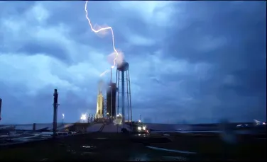 Momentul în care rampa de lansare a rachetei Falcon Heavy este lovită de trăsnet