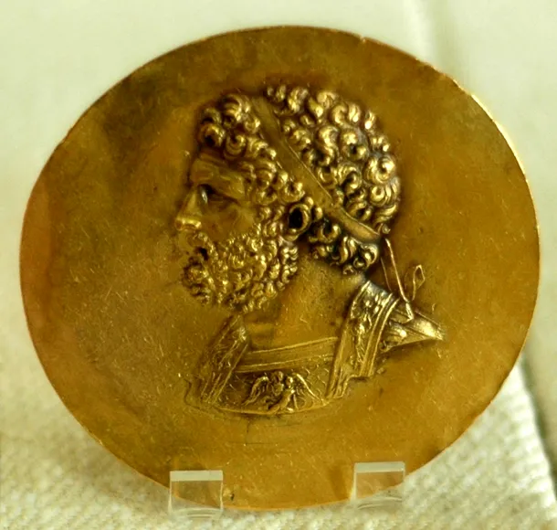 Chipul lui Filip al doilea gravat pe o monedă a victoriei, un nikterion antic