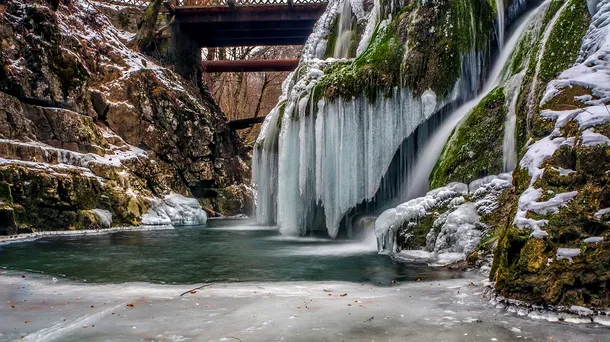 Cea mai frumoasă cascadă din lume, aflată în România, a îngheţat