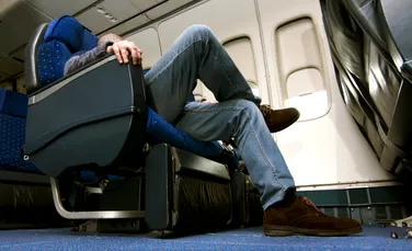 Pasageri evacuați dintr-un avion după ce au refuzat să se așeze pe scaune murdare. De ce și-a cerut scuze ulterior compania aeriană?