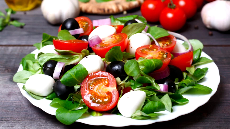 Dieta mediteraneană ar putea „învinge depresia”. Cum influențează alimentele starea de spirit?